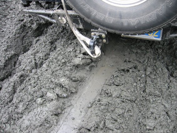 109-0956_img.jpg Drag mark in the mud from the rear diff