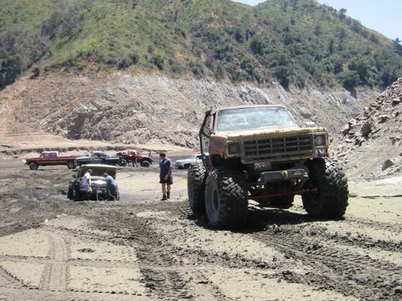 109-0963_img.jpg The Flaming Cheeto on 49's  trying to pull out charlie in his F250 on 44's
