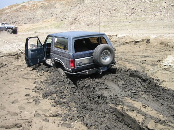109-0991_img.jpg got stuck so i could test out the winch. u can see where my diff was dragging in the mud