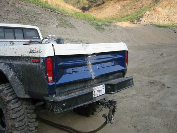 110-1015_img.jpg Charlie yanking a blazer out when the chain broke which then whipped back and hit the tail gate. Never yank with a chain!