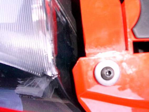 r-ffix5.jpg closeup shot of the screw on either side of the fascia....I also added two flat head screws to attach the inner fender wells to the fascia for more support....