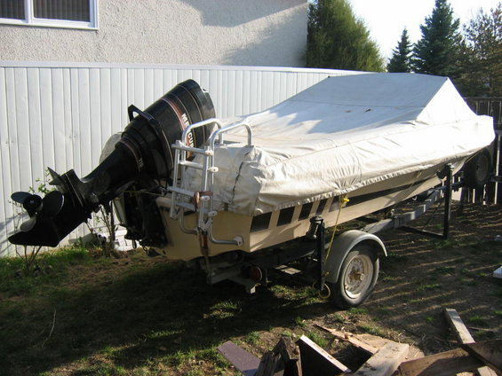 boat-001.jpg 