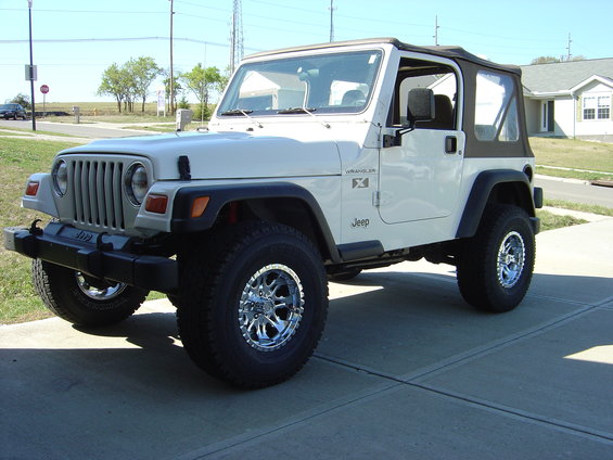 2007100101.jpg Wrangler with lift and 32x11.50x15 tires and Moto Metal wheels