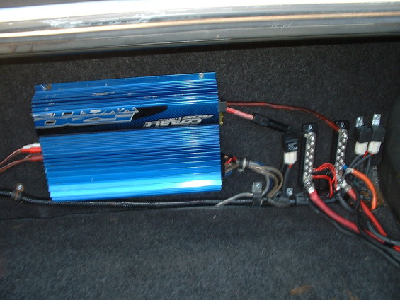 107.jpg amp and rear power blocks