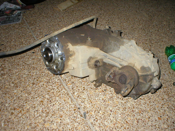 np-208-f.jpg NP-208F

The stud just to the R of the yoke is the shifter shaft, and the single post above it is the range switch that turns on the light on the dash to tell you it's in 4WD.