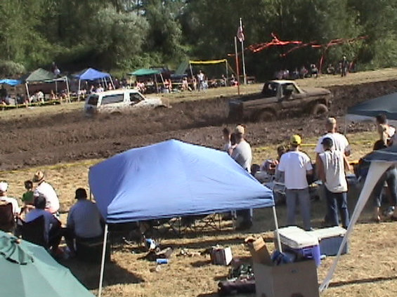 sheridan_mud_drags_-_set_2_034.jpg Jim pulls away, heading for the finish line. <br>(6/7/2003)