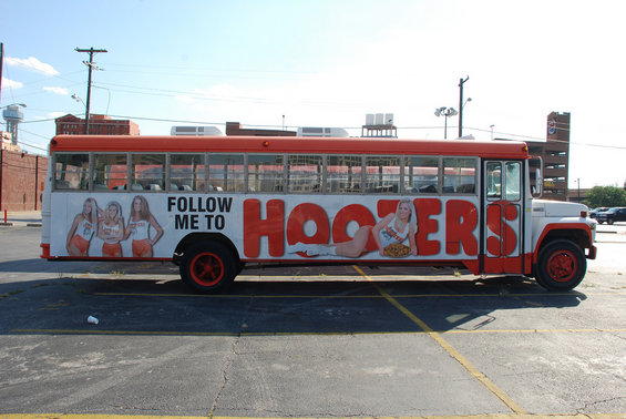 hooters-bus1.jpg