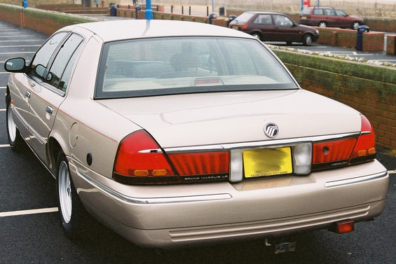 i-hate-that-tow-hitch.jpg Ugly towbar and more ugly fog light.