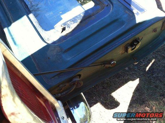 tailgate latch and support rod on a blue vehicle