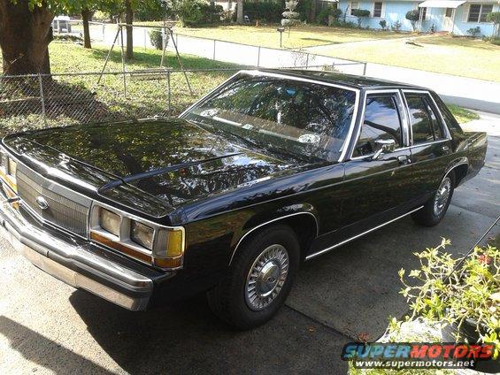 Black 1987 Ford Crown Victoria LTD sedan, 3q-front view