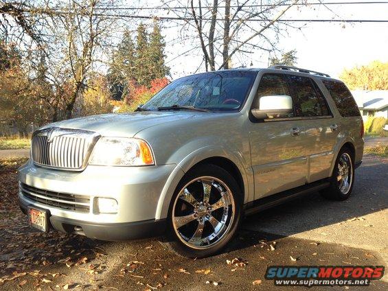 img_13401.jpg My Mom's 2005 Navigator. Fully loaded. Less than 90k miles on it. 