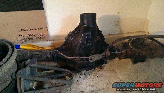 Differential axle assembly with brake drum, black housing, and metal lines