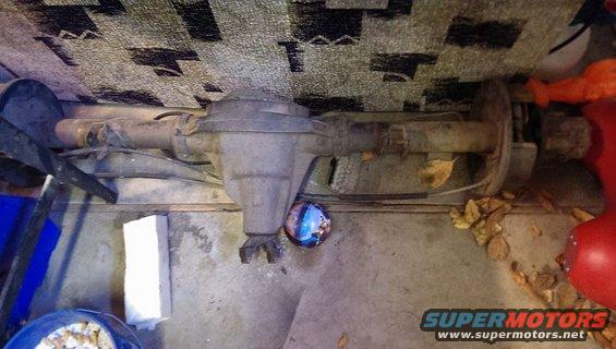Rear axle assembly with differential housing and brake drum
