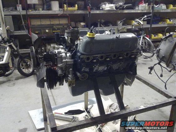 Engine on stand, gray valve covers, yellow cap