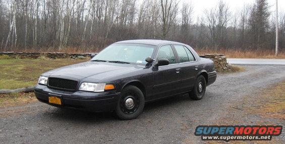 Dark 2003 Ford Crown Victoria sedan, 3q front view