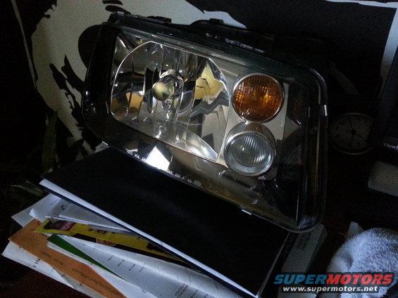 Headlight assembly with amber turn signal