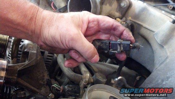 Hand disconnecting sensor in engine bay