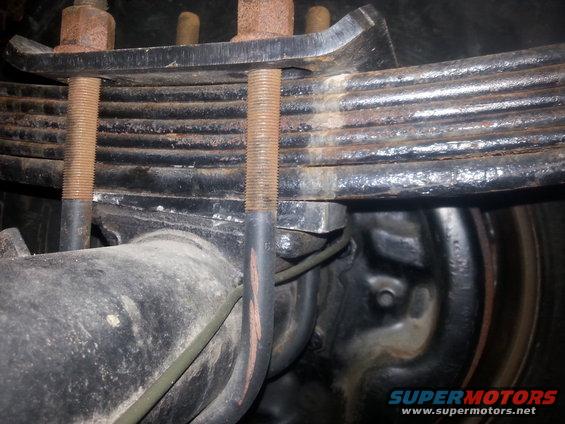 Leaf spring assembly with U-bolts attached to a vehicle axle