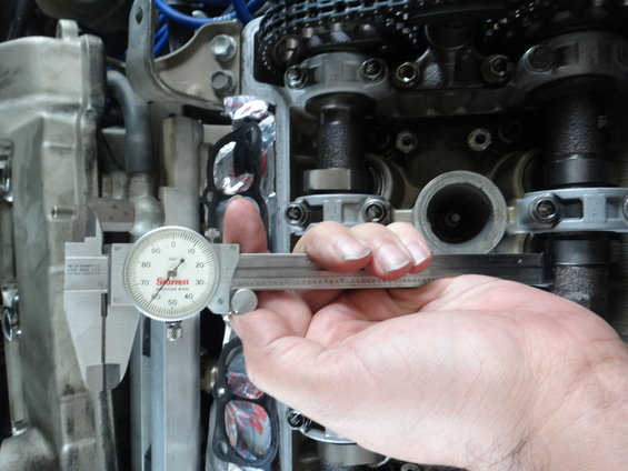 Caliper measuring engine valve train components