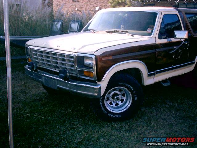 1980 Ford Bronco, 3q front view, two-tone brown and white