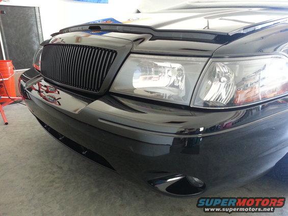 Black 2003 Mercury Marauder front grille and headlights