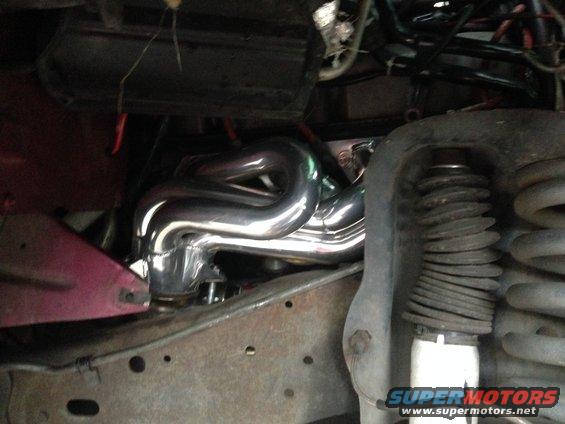 img_15331.jpg Bassani header in place. Snug fit. I think I still have a leak on this side though...