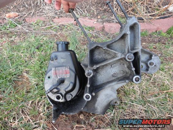 460cid Saginaw Pump/Bracket dirty 3