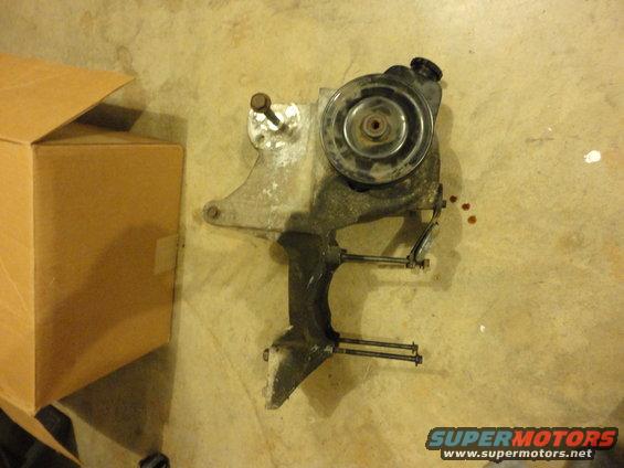 300cid Saginaw Pump/Bracket dirty 4