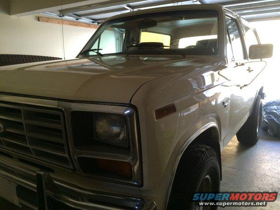 White 1985 Ford Bronco, 3/4 front view