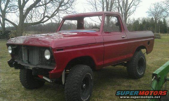 Red 1978 Ford Bronco 3q-front view, missing grille