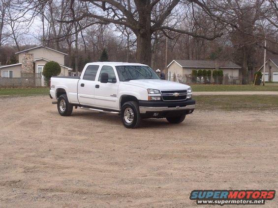 White 2006 Chevrolet Silverado 2500 pickup truck, 3/4 front view