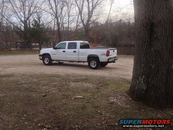 White 2006 Chevrolet Silverado 2500 crew cab pickup truck, 3/4 front view