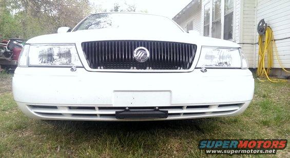 White 2000 Mercury Grand Marquis front view with vertical grille and Mercury emblem