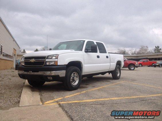 White 2006 Chevrolet Silverado 2500 pickup truck, 3q-front view
