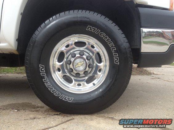 2006 Chevrolet Silverado 2500 front wheel with Michelin tire and chrome hubcap