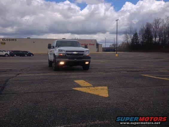 White 2006 Chevrolet Silverado 2500 front view in a parking lot