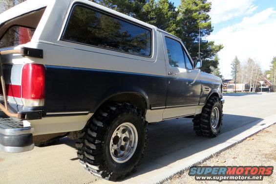 1989 Ford Bronco 3q-front view, two-tone paint, large off-road tires