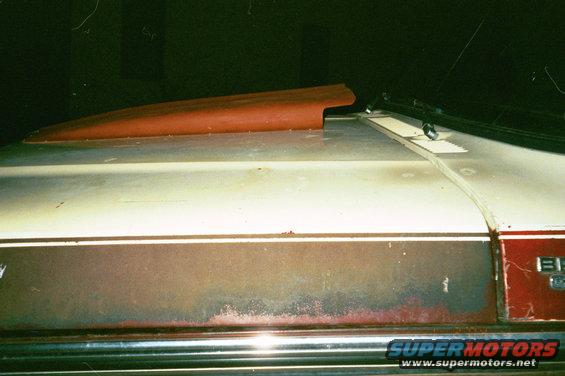 Red hood scoop on 1979 Ford Bronco