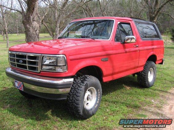 1992 Ford Bronco, red, lifted, parked outdoors