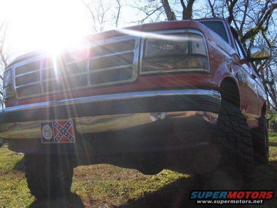 1992 Ford Bronco front grille and bumper with sun flare