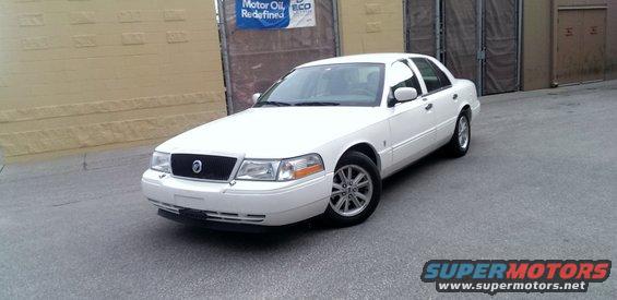 2000 Mercury Grand Marquis sedan parked outside, front 3/4 view