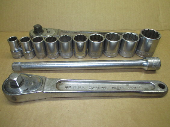 Socket wrench set with ratchet and extension bar