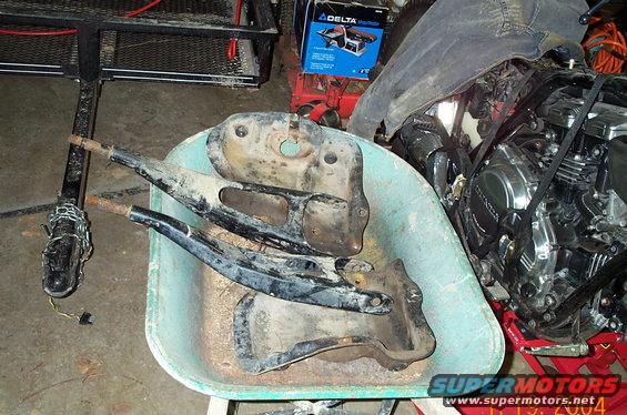 quadtowersnradarms.jpg Quad Shock Towers and Stock radius arms to extend