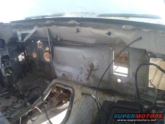 p82a02601.jpg ripped the dash and steering column out. to swap this 96 dash in might be harder than I though 