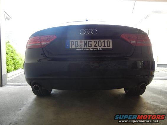 Rear of an Audi with license plate PB WG 2010. The website innovative-card.de is visible on the plate