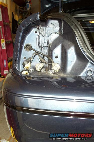 taillamp-removed.jpg What the Vic looks like with the taillamp removed. Notice the 4 bulbs on my '98 Police Interceptor vs. the 2-bulb configuration that began in 1999.