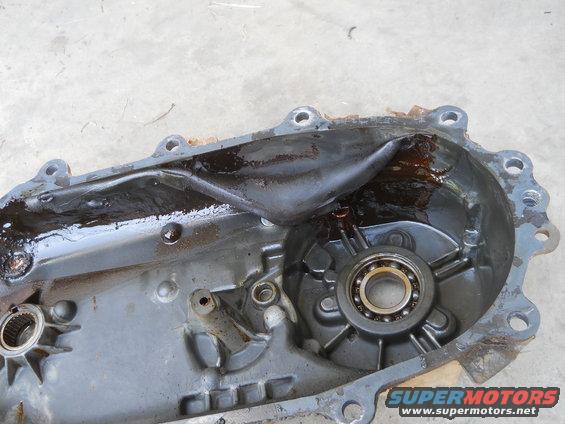 Transmission housing with bearing and oil residue