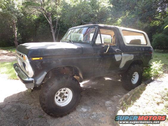1978 Ford Bronco 3q-front view, black with white hardtop, prepped for paint