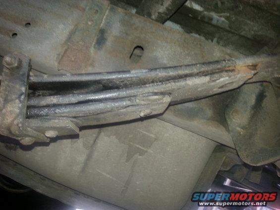 20140710_195457.jpg This is the drivers side..you can see it's missing one of the leaf spacers, not sure what happened to it.