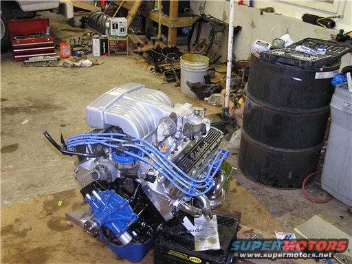 Engine with blue spark plug wires and chrome headers